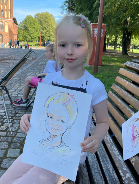 Полина держит свой шарж на острове Канта, Михаил Шабалин, шаржист